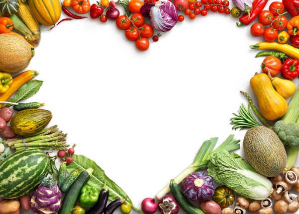 غذای قلبی شکل عکسبرداری غذایی قلب ساخته شده از میوه ها و سبزیجات مختلف پس زمینه سفید جدا شده کپی sp محصول با وضوح بالا