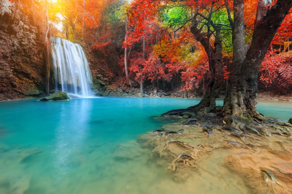 آبشار erawan آبشار زیبا با پرتوهای نور خورشید در جنگل عمیق پارک ملی erawan در کانچانابوری تایلند