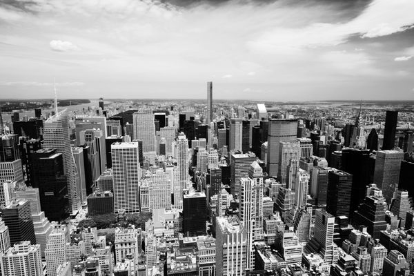 نمای میدتاون منهتن با آسمان خراش های بزرگ شهر نیویورک ایالات متحده آمریکا پانورامای خط افق بالای ساختمان در منطقه مالی پس زمینه سیاه و سفید کسب و کار کارت پستال قدیمی رترو