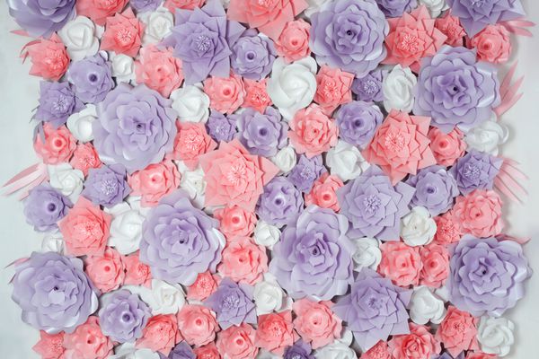 پس زمینه گل های کاغذی رنگارنگ پس زمینه گل با گل رز دست ساز برای روز عروسی یا تولد
