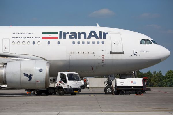 پراگ - 1 ژوئیه 2015 ایرباس a300 و a310 هواپیمای مسافربری ایران در فرودگاه واسلاو هال پراگ جمهوری چک iran air شرکت هواپیمایی پرچمدار ایران است که به 60 مقصد خدمات ارائه می دهد
