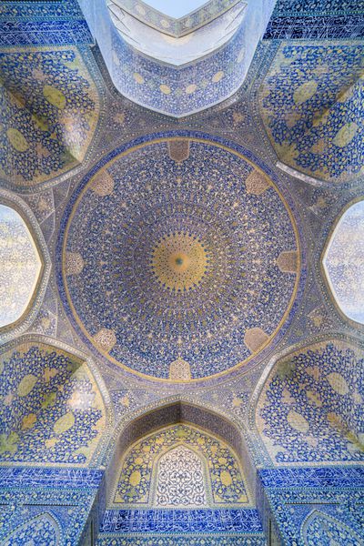 اصفهان ایران - 13 دسامبر 2015 مسجد شاه در میدان نقش جهان در اصفهان ایران نمای سقف