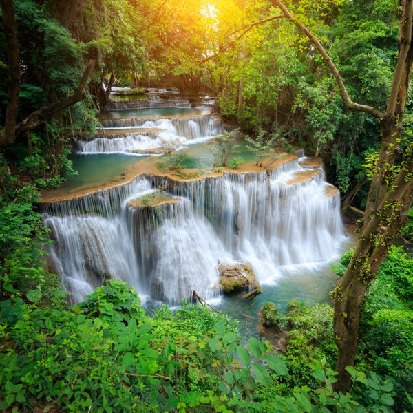 منظره پو آبشار هوآی مائه کمین آبشار زیبا در جنگل بارانی استان کانچانابوری تایلند