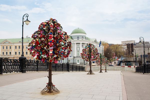 درخت عشق با قفل عروسی پل لوژکوف مسکو روسیه