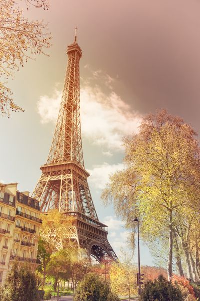 پاریس برج ایفل در یک روز روشن بهاری این تصویر رنگ آمیزی شده است