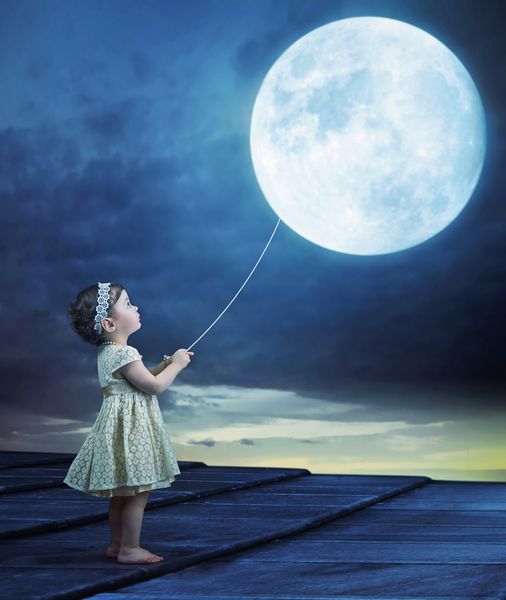 دختر کوچک با ماه روی سرب