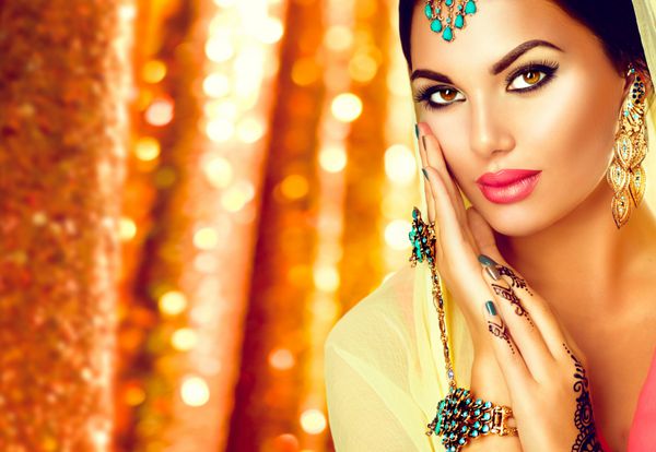 پرتره زیبای دختر عربی زن جوان عربی زیبا با منهدی آرایش کامل و لوازم جانبی که او را پشت حجاب پنهان کرده است عروس هندی مفهوم سنت و فرهنگ عربی