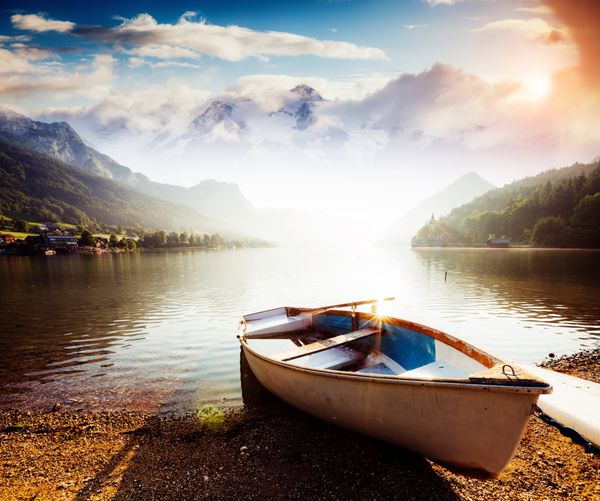 چشم اندازهای فوق العاده از دریاچه صبحگاهی که زیر نور خورشید می درخشد صحنه ای دراماتیک و دیدنی مکان تفرجگاه منطقه لیزن استایریا اتریش آلپ اروپا دنیای زیبایی جلوه اینستاگرام