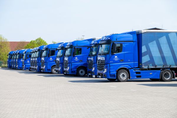 altentreptow آلمان - 5 مه کامیون های مرسدس بنز از شرکت حمل و نقل gertner در انبار لجستیک در altentreptow آلمان در 5 می 2016