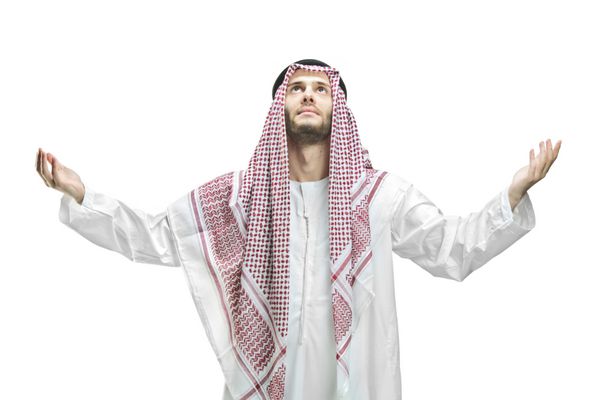 مرد جوان مسلمان در حال نماز جدا شده در پس زمینه سفید