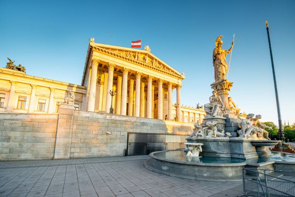 ساختمان پارلمان اتریش با مجسمه آتنا در جلو در وین در طلوع خورشید