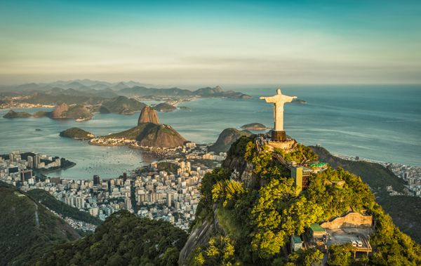 پانورامای هوایی از مسیح و کوه نان شکر ریودوژانیرو برزیل رنگ های قدیمی