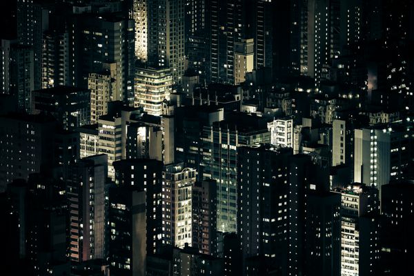منظره شهری شبانه آینده‌نگر انتزاعی با آسمان‌خراش‌های نورانی پانوراما نمای هوایی هنگ کنگ