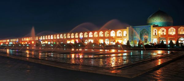 نمایی شبانه از میدان امام و مسجد شیخ لطف الله اصفهان ایران