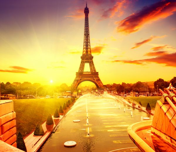 پاریس برج ایفل و فواره در jardins du trocadero در طلوع خورشید پاریس فرانسه پس زمینه زیبای عاشقانه