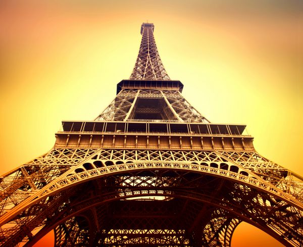 پاریس برج ایفل در طلوع خورشید از نزدیک پاریس فرانسه پس زمینه زیبای عاشقانه