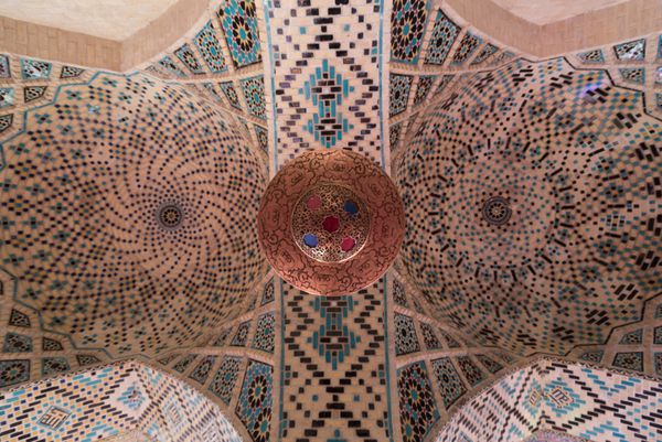شیراز ایران - 17 اکتبر 2015 جزئیات تزئینات کاشی کاری سقف و لامپ ها در مسجد نصیرالملک یا صورتی در شیراز ایران