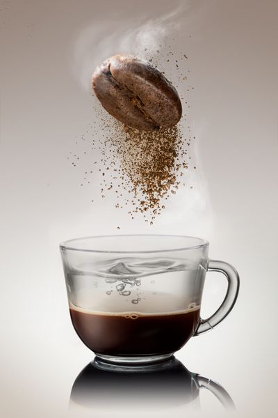 قهوه فوری را در فنجان می ریزد