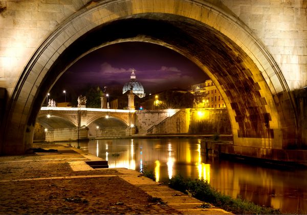 نمای شب بر روی پل سنت آنجلو و بازیلیکای St پیتر در رم ایتالیا
