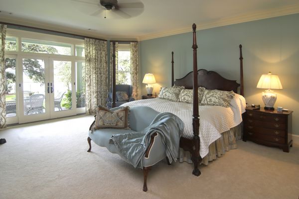 اتاق خواب زیبا به سبک کلاسیک با تخت خواب چهار پوستر