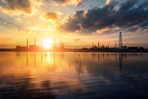 صنعت نفت و گاز - پالایشگاه در طلوع خورشید - کارخانه - پتروشیمی با انعکاس بر روی رودخانه