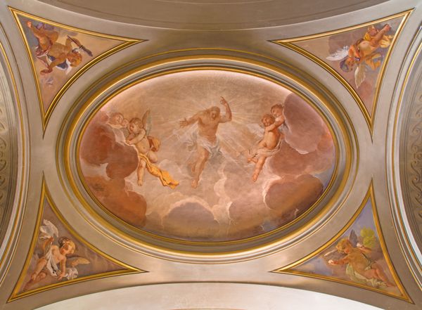 رم ایتالیا - 11 مارس 2016 نقاشی دیواری نمادین عیسی زنده شده در میان فرشتگان در سقف شبستان کناری در کلیسای کلیسا di santi giovanni e paolo توسط هنرمند ناشناس 18 قرن