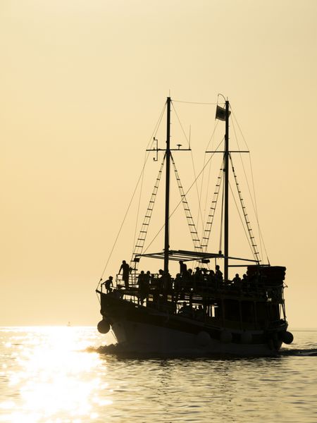 قایق موتوری پر از گردشگر پس از یک سفر یک روزه در دریای آدریاتیک به بندر می رود