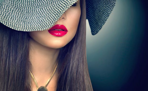 زن زیبا با لب های قرمز با کلاه مشکی مدرن پرتره دختر مدل مد زیبایی با اکسسوری- گردن و کلاه زیبا روی پس زمینه تیره خانم رمانتیک