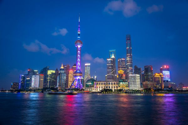 شانگهای چین - 20 ژوئیه 2016 - خط افق رنگارنگ شانگهای در مرکز شهر شانگهای شب چین آسیا