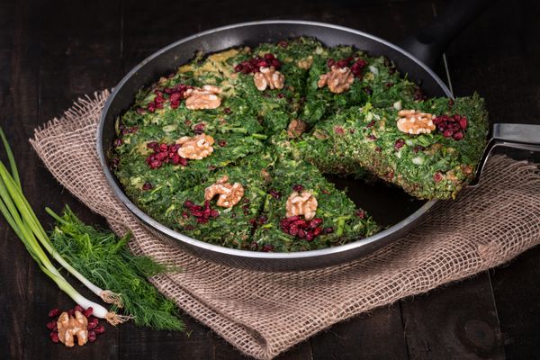 فریتاتا سبزی مخلوط ایرانی با توت و گردو در تابه کوکو و زرشک