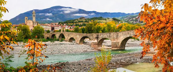 bobbio - شهر باستانی زیبا با پل رومی چشمگیر ایتالیا