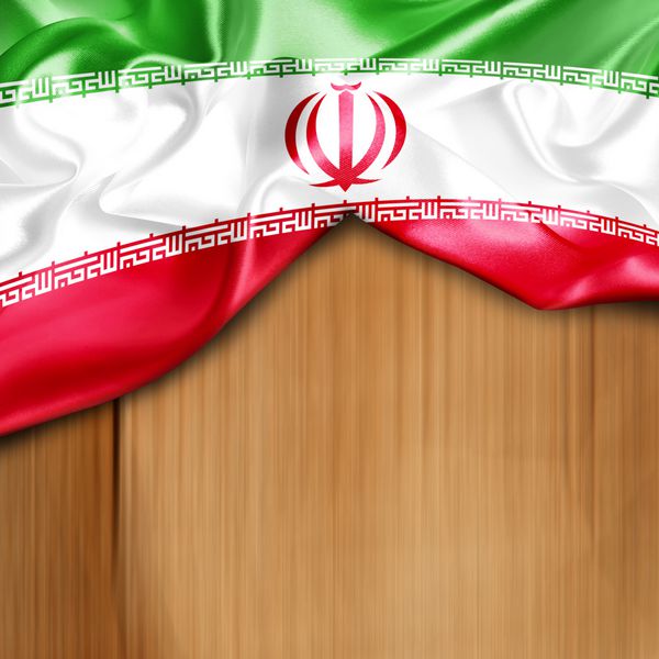 پرچم کشور ایران در زمینه چوبی