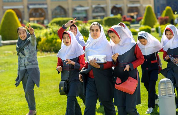 اصفهان ایران 18 آوریل 2016 - جشن پایان سال تحصیلی نزدیک شدن به تعطیلات توسط جوانان مسلمان