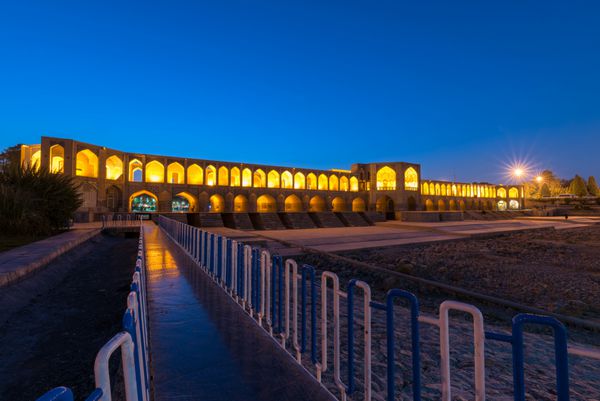 اصفهان ایران - 24 اکتبر 2016 پل خواجو در ساعت آبی واقعا دیدنی است این بنا توسط شاه عباس دوم شاه صفوی ساخته شده است هم به عنوان پل و هم به عنوان سد یا سرریز عمل می کند