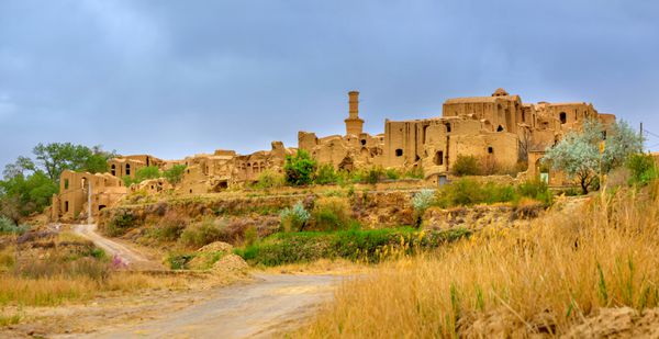 روستای لوله‌کشی در منطقه کویری ایران خانه‌های سفالی متروکه قدیمی سکونتگاه تاریخی