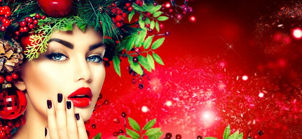 زن مدل مد کریسمس مدل مو و آرایش کریسمس سال نو پرتره دختر زیبا بانوی شیک و شیک با تزیینات کریسمس روی سر گلدان آرایش حرفه ای رژ لب قرمز