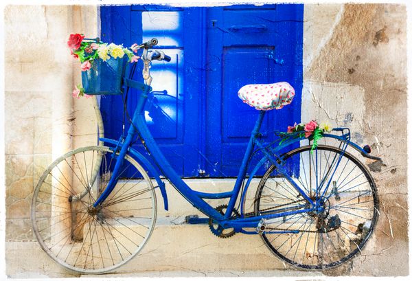 دکوراسیون خیابانی با گل های جذاب با دوچرخه قدیمی تصویر رترو