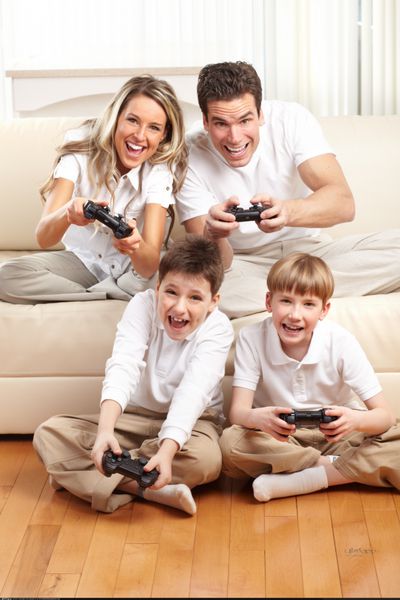 خانواده شاد پدر مادر و فرزندان یک بازی ویدیویی