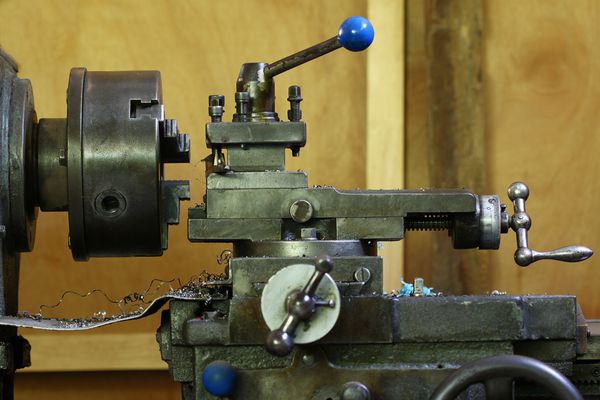 ماشین تراش در یک کارگاه بخشی از ماشین تراش یا ماشین آلات ماشین تراش در کارگاه کار می کند انجام حرفه ای از ماشین تراش برای برخی از ابزارهای ساخته شده توسط خود استفاده کنید