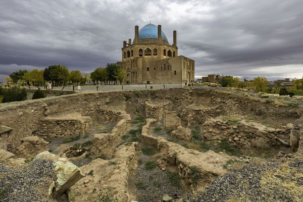 خرابه های دیوار تاریخی اطراف گنبد آرامگاه سلطانیه در نزدیکی شهر زنجان ایران سایت میراث جهانی یونسکو پیش بینی تاج محل ساخته شده از 1302 تا 1312 شمسی