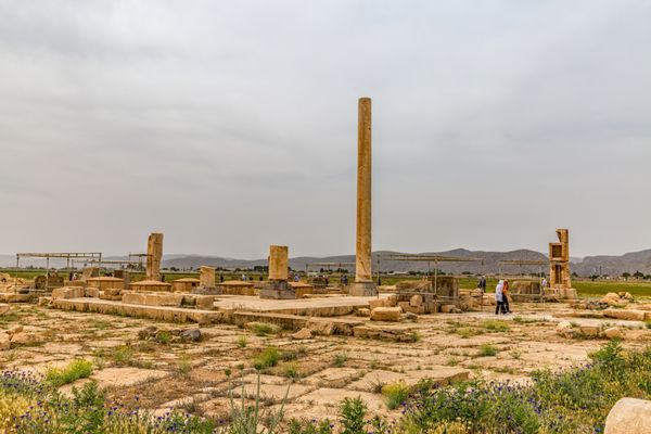 پاسارگاد ایران - 4 مه 2015 گروه گردشگران به همراه راهنمای تور در حال بازدید از محوطه باستانی شهر قدیمی