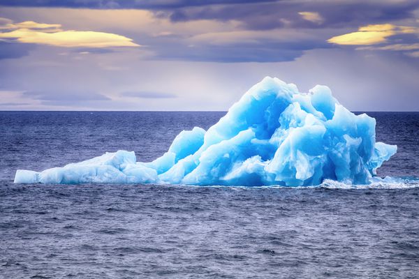 یخ‌های قطبی منطقه برگ یخ منطقه نوایا زملیا کوه یخ آبی - مجموعه ای از یخ های شناور در اقیانوس شمالی