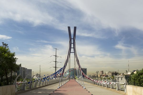 تهران ایران - 14 اردیبهشت 1395 پل عابر پیاده کابلی ابریشم در پارک آب و آتش