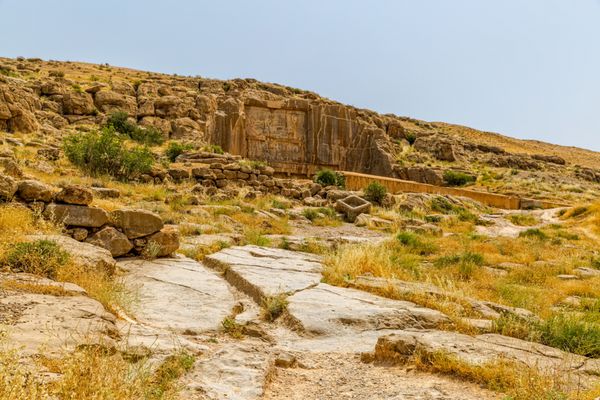 ویرانه‌های مقبره‌های سلطنتی بر روی تپه در شهر قدیمی تخت جمشید پایتخت امپراتوری هخامنشی ۵۵۰ تا ۳۳۰ پیش از میلاد