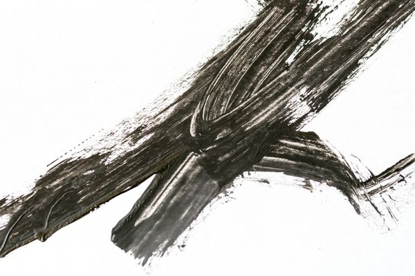 قلم مو انتزاعی سیاه روی کاغذ سفید