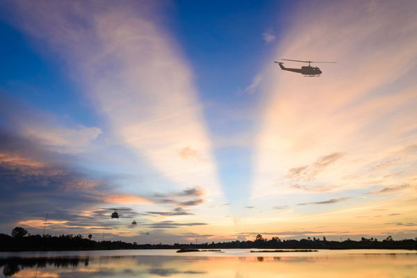 شبح هلیکوپتر با غروب خورشید منظره غروب خورشید با آسمان در دریاچه آرام