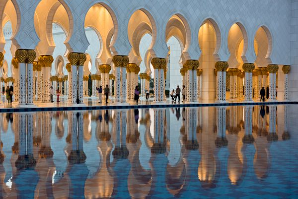 گالری زیبا از مسجد سفید معروف شیخ زاید در ابوظبی امارات بازتاب در غروب
