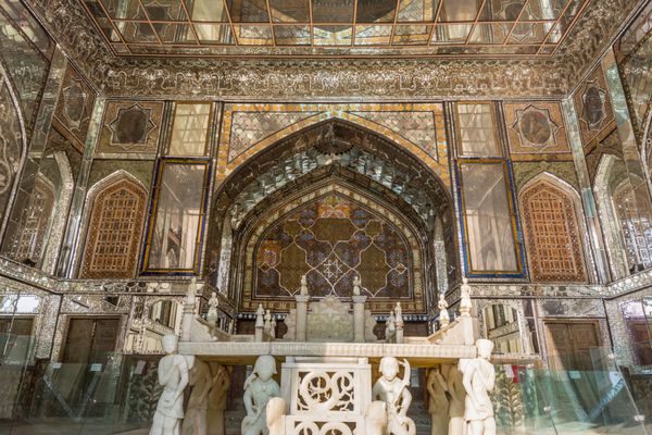 تزئینات کریستالی داخل بناهای تاریخی گلستان پال در تهران ایران که در فهرست میراث جهانی یونسکو قرار دارد