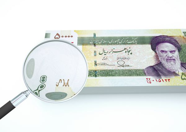 رندر سه بعدی پول ایران با ذره بین بررسی ارز جدا شده در پس زمینه سفید
