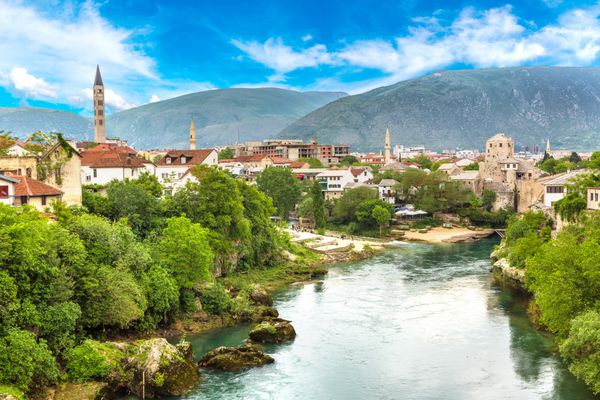 مرکز تاریخی در موستار در یک روز زیبای تابستانی بوسنی و هرزگوین